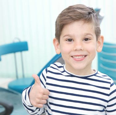 Niño sonriente en el consultorio dental Pearly Whites de Pearland, dentista Pearland TX.