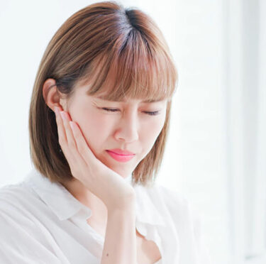 A girl having teeth problem