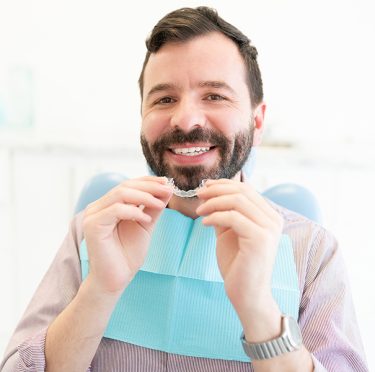 Paciente sonriente en el consultorio dental Pearly Whites de Pearland.