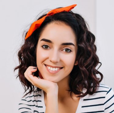 Mujer sonriente en el consultorio dental Pearly Whites de Pearland.