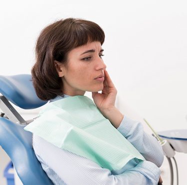 Paciente en el sillón dental en Pearly Whites of Pearland, consultorio dental en Pearland TX.