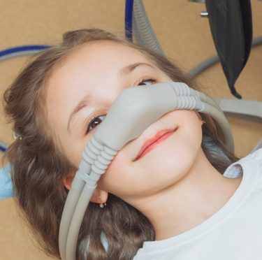 Niño recibiendo atención dental en Pearly Whites of Pearland, dentista familiar en Pearland TX.