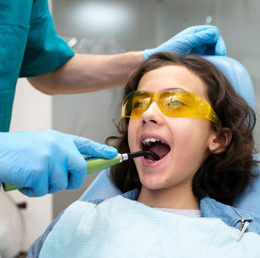 Niño recibiendo atención dental en Pearly Whites of Pearland, un dentista familiar en Pearland, TX.