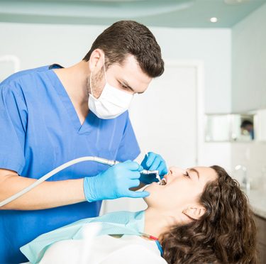 Dentista en Pearland brindando atención a un paciente, Pearly Whites of Pearland.