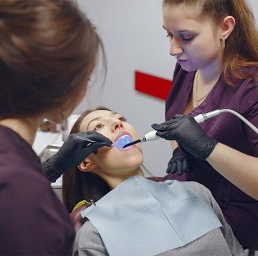 Dentista en Pearland brindando atención a un paciente, Pearly Whites of Pearland.