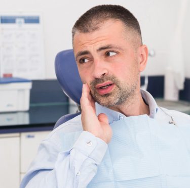 Consulta de pacientes con dentista en Pearly Whites of Pearland, servicio bilingüe disponible.