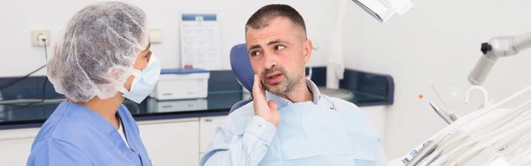 Consulta de pacientes con dentista en Pearly Whites of Pearland, servicio bilingüe disponible.