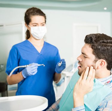Dentista en Pearland examinando a un paciente, Pearly Whites of Pearland.