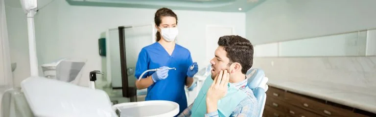 Dentista en Pearland examinando a un paciente, Pearly Whites of Pearland.