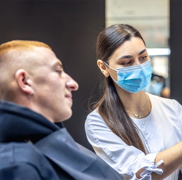 La Dra. Paola Argaez, dentista de habla hispana en Pearland, analiza radiografías dentales con un paciente.