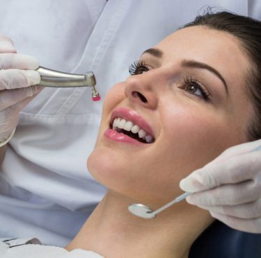 Paciente recibiendo atención dental en Pearly Whites of Pearland, dentista familiar y bilingüe.