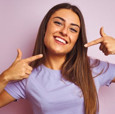 Mujer sonriente en Pearly Whites de Pearland, mostrando el cuidado dental.