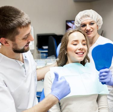 Paciente sonriendo con los dentistas en Pearly Whites of Pearland.