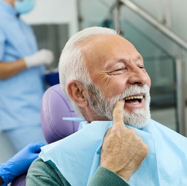 Paciente sonriendo en el consultorio dental Pearly Whites de Pearland.