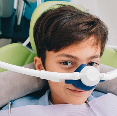 Niño recibiendo atención dental en Pearly Whites of Pearland, dentista en Pearland TX.