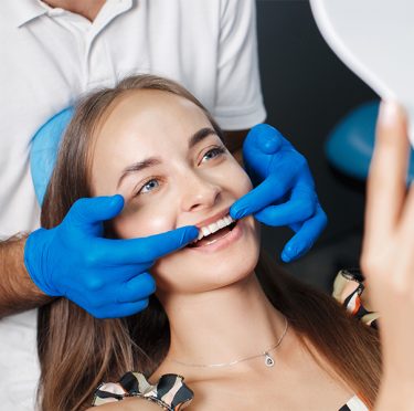Paciente sonriendo en el consultorio dental Pearly Whites de Pearland.