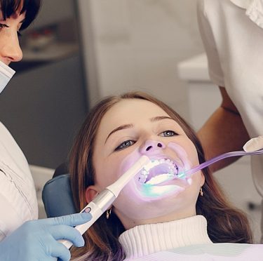 Dra. Paola Argaez, dentista bilingüe en Pearland, atendiendo a un paciente.