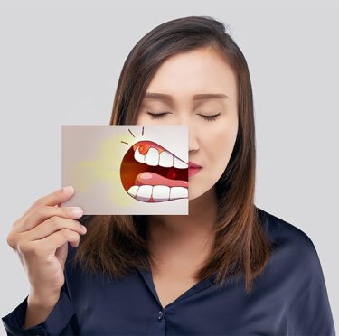 Dentista bilingüe en Pearland sosteniendo una imagen dental. Pearly Whites de Pearland.