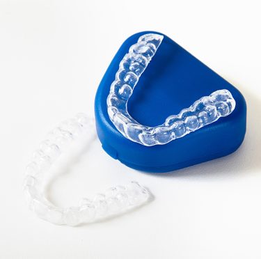 Alineadores dentales transparentes de Pearly Whites of Pearland para una sonrisa perfecta.