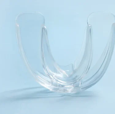 Alineador dental transparente en Pearly Whites of Pearland, dentista en Pearland TX.