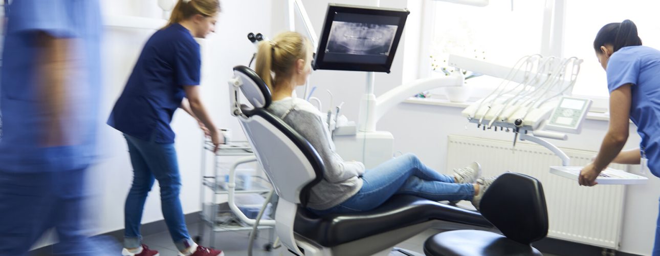 Una señora con dentistas