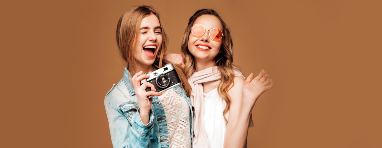 Dos chicas sonriendo